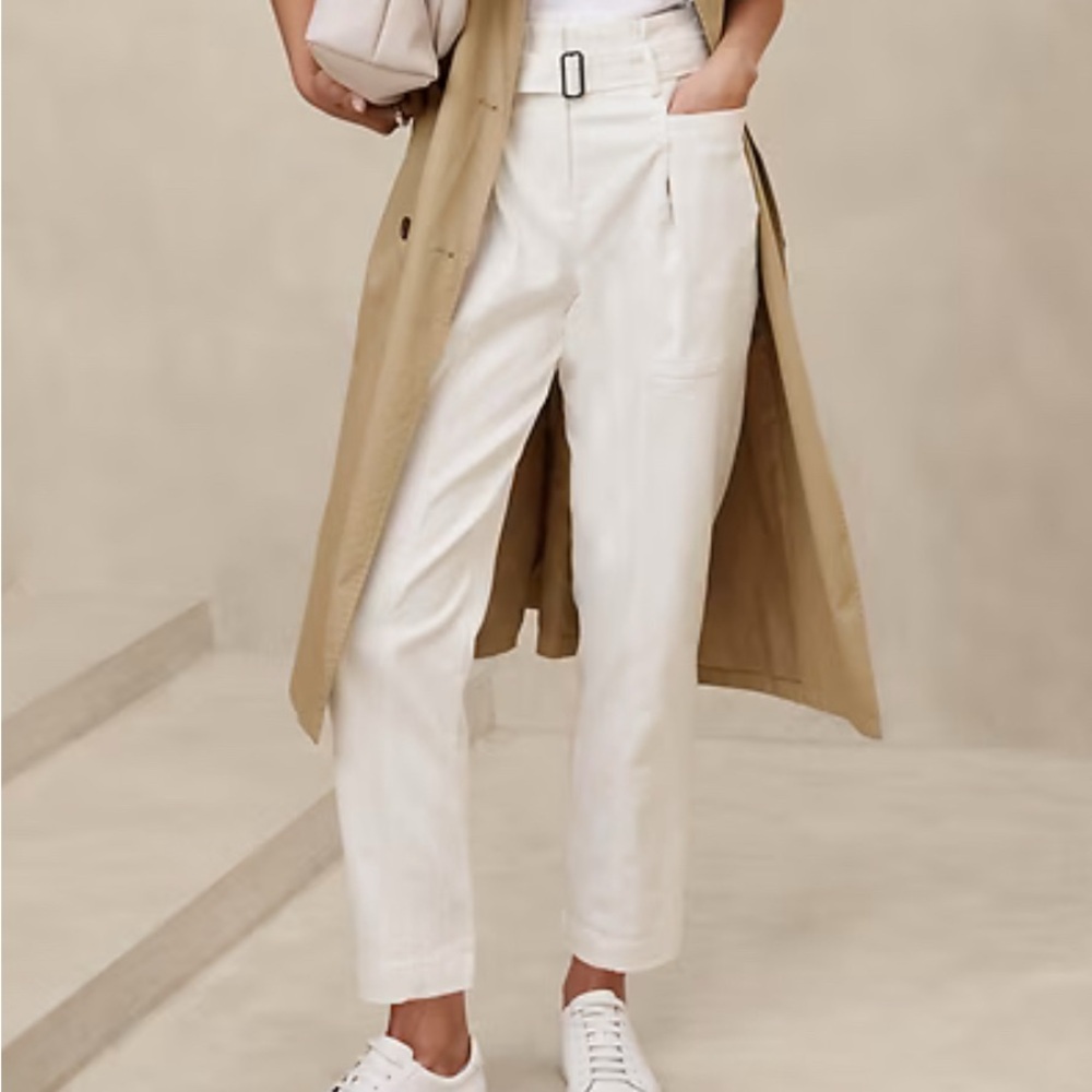 Banana Republic Twill Belted Tapered Pant size 4 Snow White